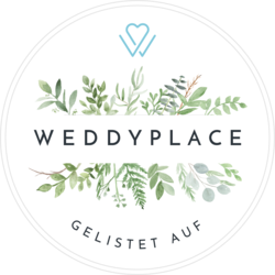 Logo von Weddyplace mit floralen Elementen und dem Text "Weddyplace, gelistet auf".